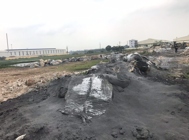 Hiện trường vụ đổ trộm hơn 200 tấn chất thải - Ảnh: Công an Hưng Yên