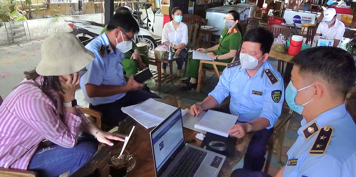 Quản lý thị trường TP Cần Thơ kiểm tra một cơ sở kinh doanh thực phẩm tại quận Ninh Kiều - Ảnh: QLTT cung cấp