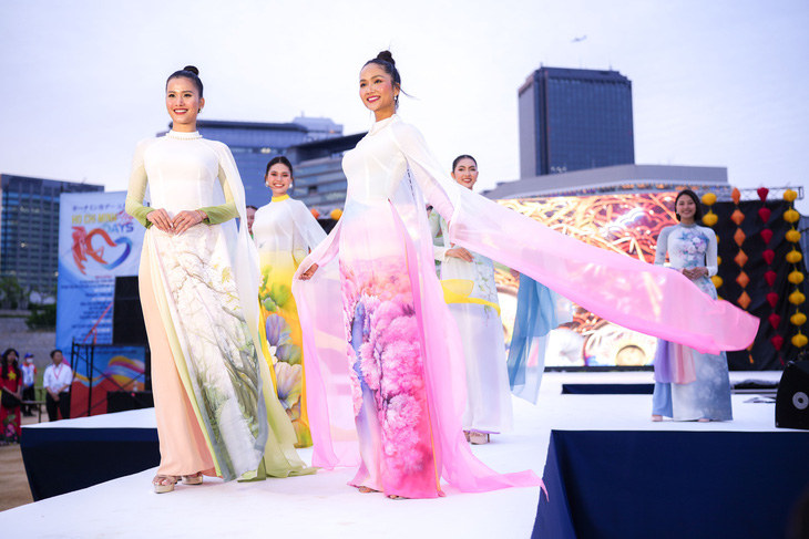 Hoa hậu H'Hen Niê (bìa phải) và á hậu Hương Ly trong thiết kế của Trung Đinh - Ảnh: BTC