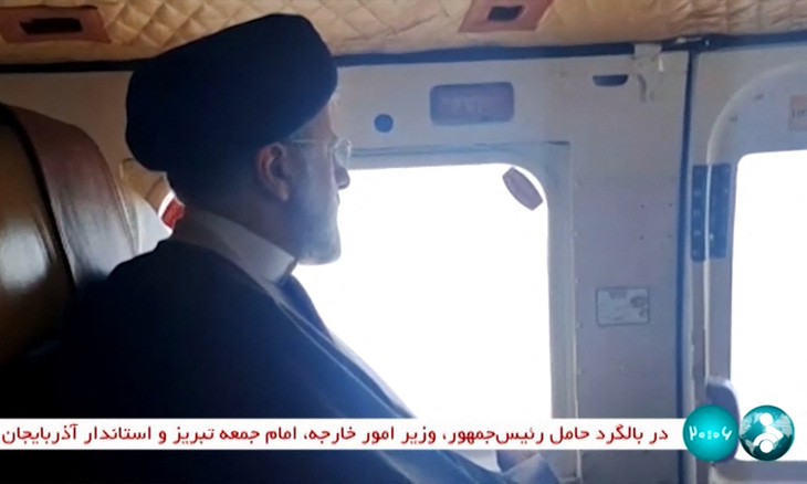 Tổng thống Iran Ebrahim Raisi ngồi trong trực thăng trước khi máy bay bị rơi - Ảnh: IRINN