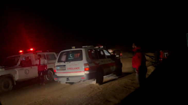 Các đội tìm kiếm và cứu hộ tiếp tục tìm kiếm ở Đông Azerbaijan, Iran - Ảnh: Tasnim News