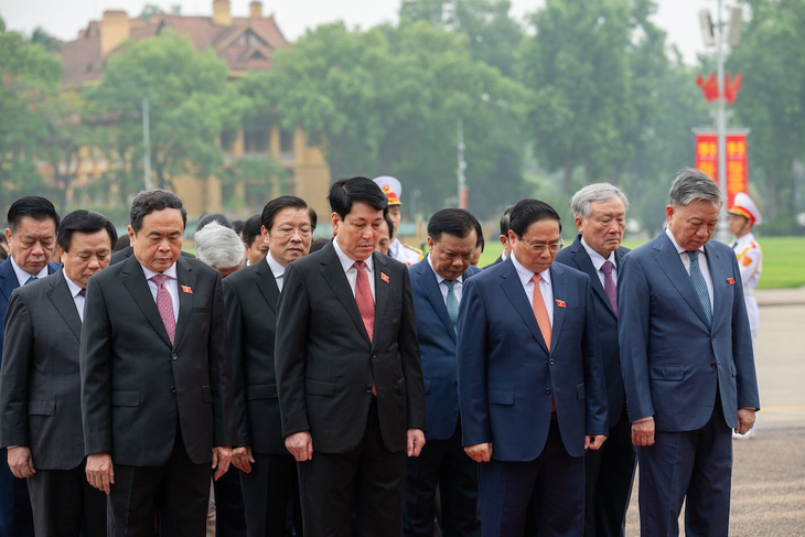 Thủ tướng Phạm Minh Chính và các lãnh đạo Đảng, Nhà nước tưởng niệm Chủ tịch Hồ Chí Minh - Ảnh: GIA HÂN