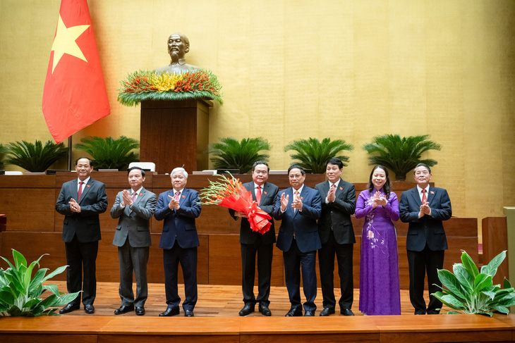 Thủ tướng Phạm Minh Chính và các lãnh đạo Đảng, Nhà nước tặng hoa tân Chủ tịch Quốc hội - Ảnh: GIA HÂN