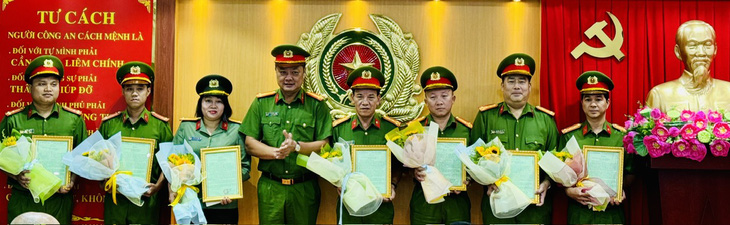 Thượng tá Nguyễn Đình Dương, phó giám đốc Công an TP.HCM, trao khen thưởng cho các đơn vị có thành tích xuất sắc trong đấu tranh, khám phá chuyên án - Ảnh: Công an cung cấp