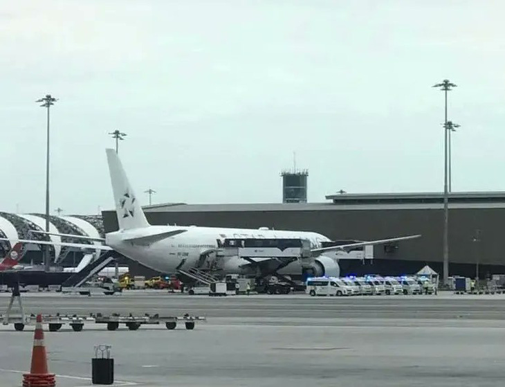 Chiếc máy bay của Singapore Airlines (SIA) trên đường băng sau khi hạ cánh khẩn cấp xuống sân bay quốc tế Suvarnabhumi ở Bangkok (Thái Lan) ngày 21-5 - Ảnh: BANGKOK POST