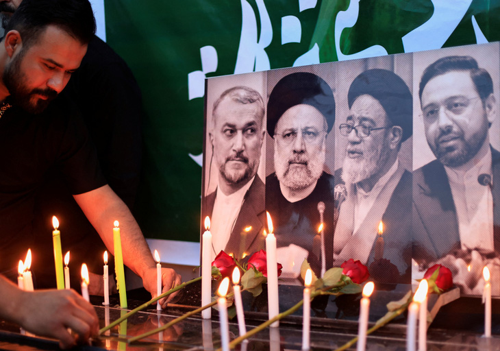 Người dân thắp nến tưởng niệm các nạn nhân vụ tai nạn trực thăng ngày 20-5 trước cửa Đại sứ quán Iran tại Baghdad (Iraq) - Ảnh: REUTERS