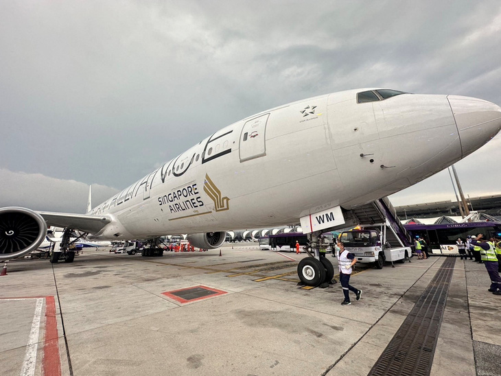 Chiếc máy bay của Singapore Airlines trên đường băng sau khi hạ cánh khẩn cấp xuống sân bay quốc tế Suvarnabhumi ở Bangkok (Thái Lan) ngày 21-5 - Ảnh: REUTERS