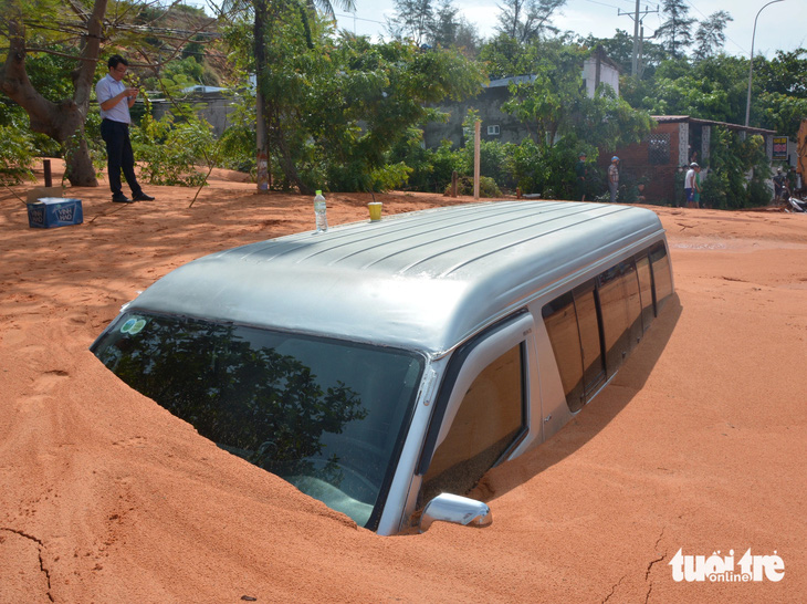 Bùn cát đỏ tràn ngập gần nóc ô tô đoạn qua dự án Sentosa Mũi Né, phường Mũi Né, TP Phan Thiết, Bình Thuận - Ảnh: ĐỨC TRONG