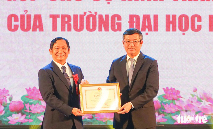 Ông Nguyễn Văn Phúc (phải) - thứ trưởng Bộ Giáo dục và Đào tạo - trao bằng khen của Bộ Giáo dục và Đào tạo cho Trường đại học Kiên Giang - Ảnh: CHÍ CÔNG