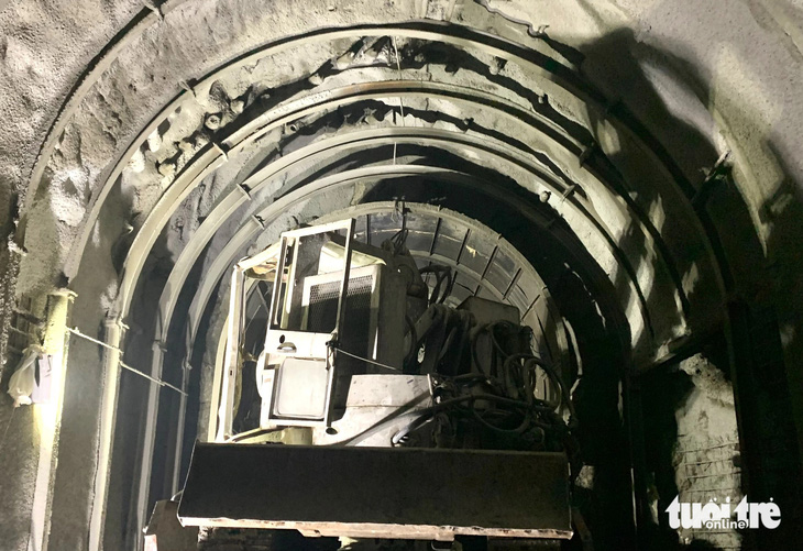 Máy móc chuyên dụng được huy động đến vị trí sạt lở bên trong hầm đường sắt Chí Thạnh - Ảnh: NGUYỄN HOÀNG