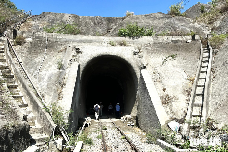 Hầm đường sắt Chí Thạnh nằm trong dự án gia cố các hầm yếu kết hợp mở mới ga và cải tạo kiến trúc tầng trên đoạn Vinh - Nha Trang - Ảnh: NGUYỄN HOÀNG