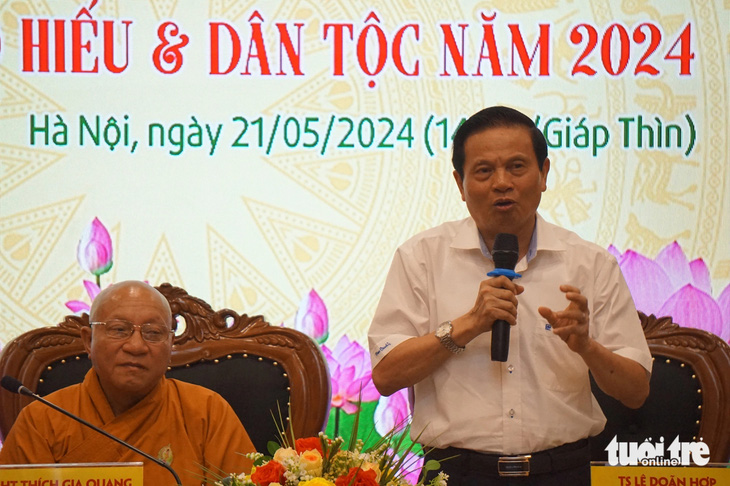 Ông Lê Doãn Hợp (phải) và hòa thượng Thích Gia Quang chia sẻ thông tin về chương trình Vu Lan - đạo hiếu và dân tộc 2024