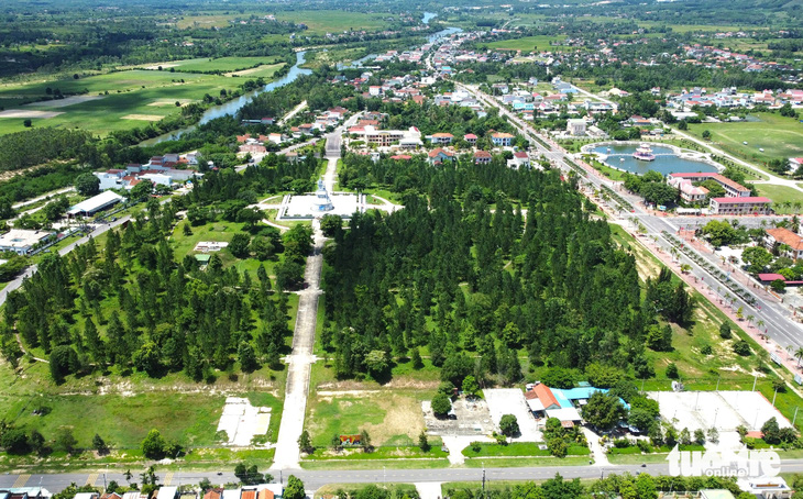 Khu đất UBND huyện Vĩnh Thạnh cho bà Võ Thị Ánh Nhạn (vợ ông Trần Công Sý, cựu chủ tịch UBND huyện Vĩnh Thạnh) thuê nằm bên góc phải khuôn viên công viên Lâm Viên - Ảnh: LÂM THIÊN