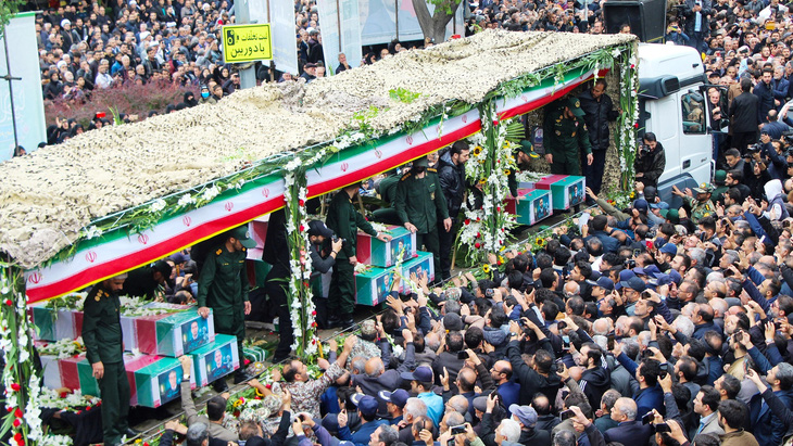 Đoàn xe tang chở thi thể Tổng thống Ebrahim Raisi và những quan chức tử nạn đi qua đám đông ở thành phố Tabriz, tỉnh East Azerbaijan, ngày 21-5 - Ảnh: AFP