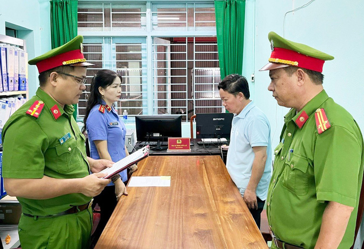 Cơ quan cảnh sát điều tra đọc quyết định khởi tố, bắt tạm giam ông Lê Quang Hào - tổng giám đốc Công ty cổ phần Tài chính và Phát triển năng lượng - Ảnh: TRANG PHƯƠNG