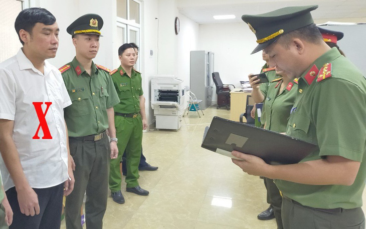 Bị can Cao Xuân Hiệp (bìa trái) - Ảnh: Công an tỉnh Thanh Hóa cung cấp