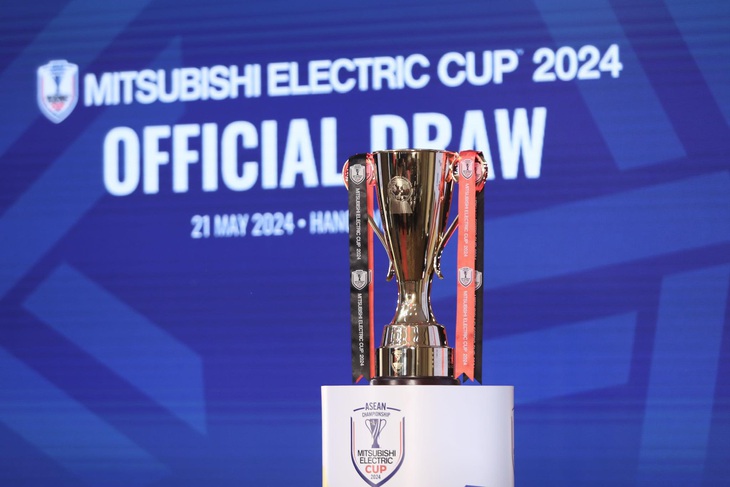Bốc thăm ASEAN Cup 2024: Chủ tịch AFF Khiev Sameth phát biểu- Ảnh 3. Chiếc cúp vô địch ASEAN Cup 2024 - Ảnh: HOÀNG TÙNG