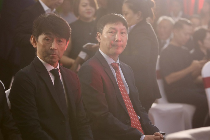 Bốc thăm ASEAN Cup 2024: Chủ tịch AFF Khiev Sameth phát biểu- Ảnh 2. HLV tuyển Thái Lan Masatada Ishii (trái) và HLV tuyển Việt Nam Kim Sang Sik tham dự lễ bốc thăm - Ảnh: HOÀNG TÙNG