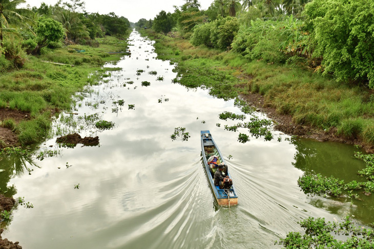 Nhờ những cơn mưa lớn đầu mùa, các dòng sông cạn trơ đáy ở huyện Trần Văn Thời (tỉnh Cà Mau) đã đầy nước, giao thông thủy đã hoạt động trở lại - Ảnh: TH.HUYỀN