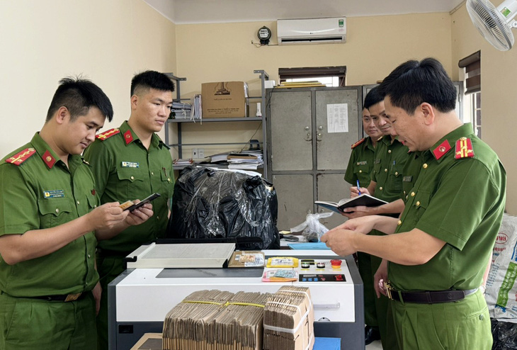 Công an huyện Hà Trung kiểm tra tang vật vụ án - Ảnh: Công an tỉnh Thanh Hóa cung cấp