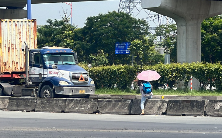 'Thịnh hiệp sĩ' thầm lặng dẫn người qua ngã ba suốt 30 năm - Ảnh 3.