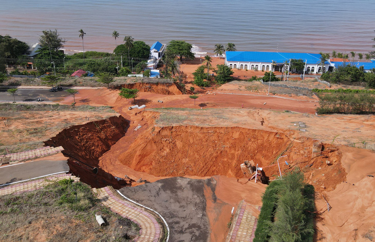 Khu vực bị sạt lở cát đỏ ở dự án Sentosa Villa Mũi Né lúc rạng sáng 21-5 - Ảnh: ĐỨC TRONG
