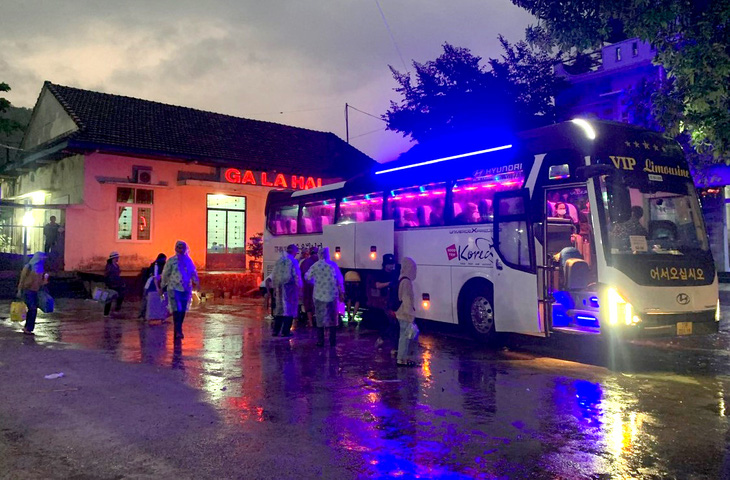 Đường sắt chuyển tải hành khách đi tàu tại ga La Hai (huyện Đồng Xuân, Phú Yên) từ chiều tối 21-5 - Ảnh: VNR