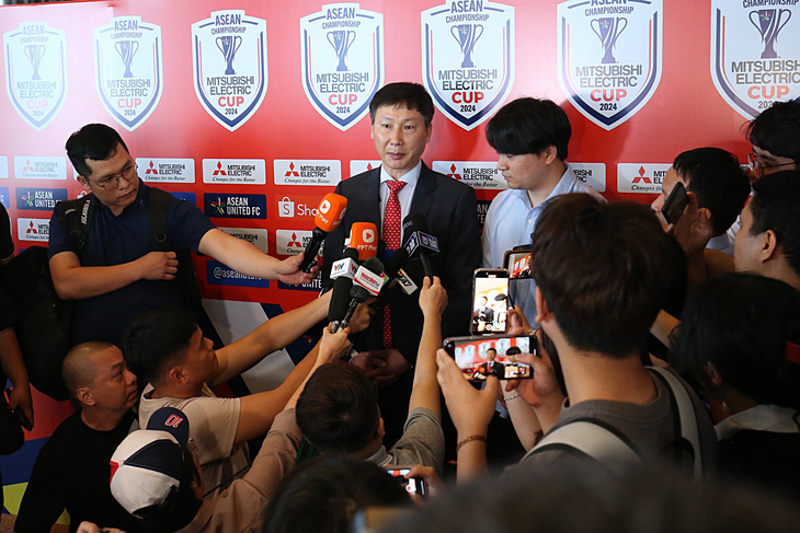 HLV Kim Sang Sik giữa vòng vây truyền thông sau lễ bốc thăm ASEAN Cup 2024 - Ảnh: HOÀNG TÙNG