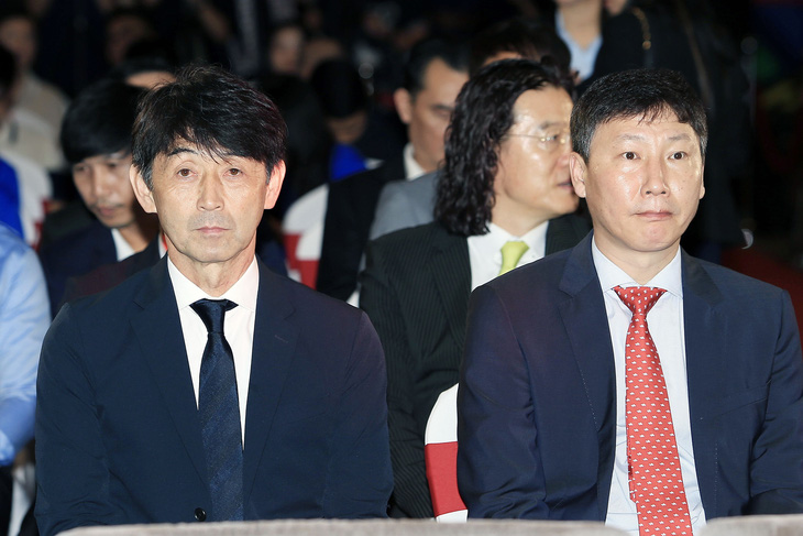 HV Masatada Ishii (trái) của đội tuyển Thái Lan không có nhiều thông tin về tân HLV trưởng đội tuyển Việt Nam Kim Sang Sik - Ảnh: MINH ĐỨC