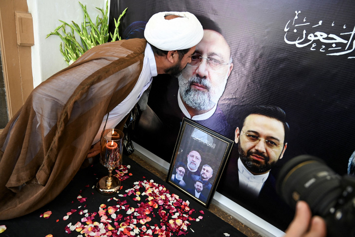 Người dân Pakistan tưởng niệm Tổng thống Iran Ebrahim Raisi ở thành phố Peshawar, ngày 21-5 - Ảnh: AFP