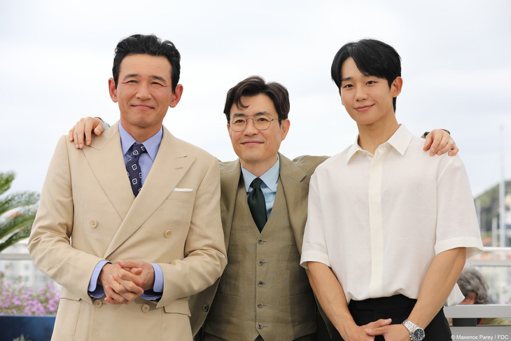 Từ trái sang: diễn viên Hwang Jung Min, đạo diễn Ryu Seung Wan và Jung Hae In - Ảnh: Getty