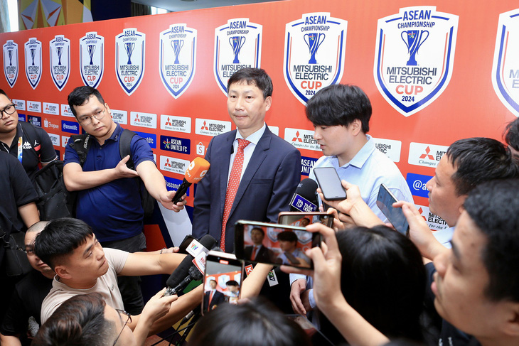 HLV Kim Sang Sik trong lễ bốc thăm ASEAN Cup 2024 - Ảnh: HOÀNG TÙNG