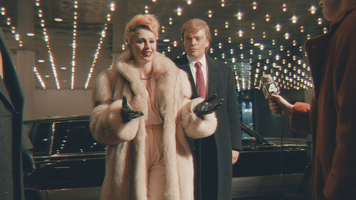 Tạo hình của Ivana Trump và Donald Trump trong The Apprentice - Ảnh: IMDb