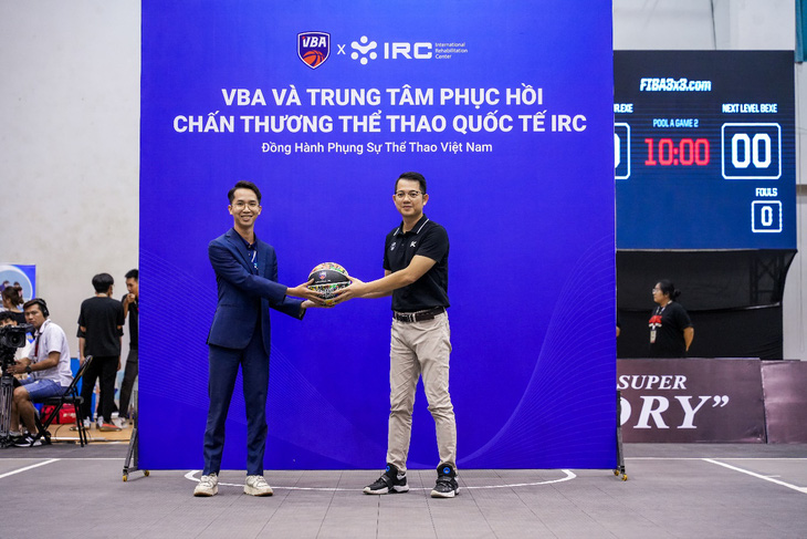 Ông Lê Hữu Thái, phó giám đốc Trung tâm IRC (bên trái) và ông Trần Chu Sa, CEO VBA (bên phải) ký kết hợp tác