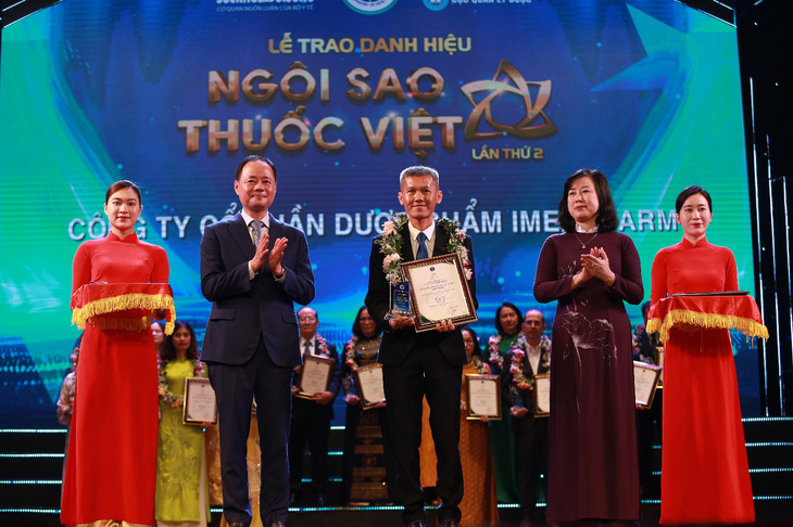 Ông Huỳnh Văn Nhung - Phó tổng giám đốc Khối Chất Lượng - đại diện Imexpharm nhận giải thưởng Ngôi sao thuốc Việt