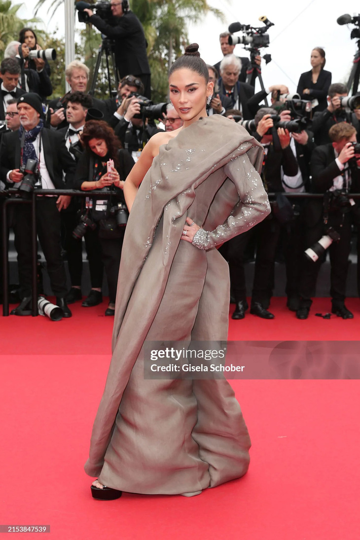 Hoa hậu Hoàn vũ 2015 Pia Wurtzbach gây tranh cãi khi diện bộ váy như quấn chăn đến dự LHP Cannes