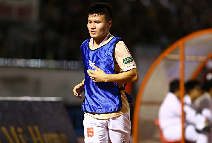 Quang Hải dự bị ở hiệp 1 trận thua trước CLB TP.HCM - Ảnh: QUANG THỊNH