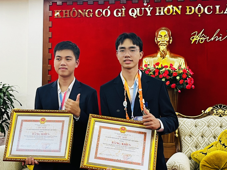 Lê Tuấn Hy và Nguyễn Lê Quốc Bảo rạng rỡ khi được nhận bằng khen của UBND TP.HCM - Ảnh: MỸ DUNG