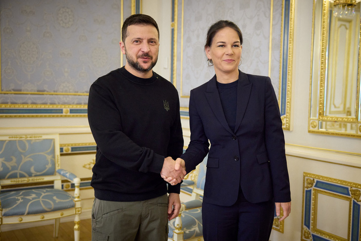 Tổng thống Ukraine Volodymyr Zelensky (trái) và Ngoại trưởng Đức Annalena Baerbock gặp gỡ tại Kiev (Ukraine) ngày 21-5 - Ảnh: REUTERS 
