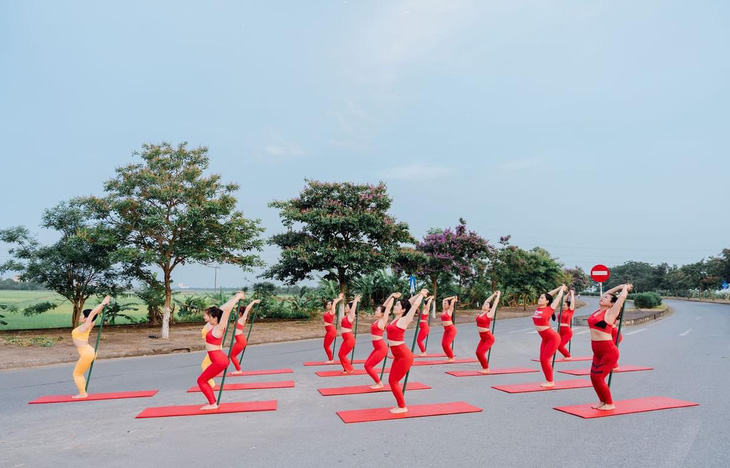 Nhóm yoga ra giữa đường tập tại thị trấn Kiến Xương, tỉnh Thái Bình gây cản trở giao thông - Ảnh cắt từ video