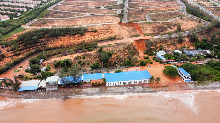 Cát đỏ từ trên đồi cao của một dự án bất động sản trôi xuống ngập đường sá, xe cộ ở phường Mũi Né, TP Phan Thiết, Bình Thuận
