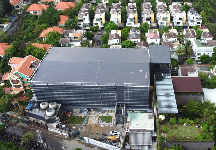 Nhà xây sai phép (màu đen) tăng tầng với diện tích vi phạm hơn 1.000m² - Ảnh: MINH HÒA