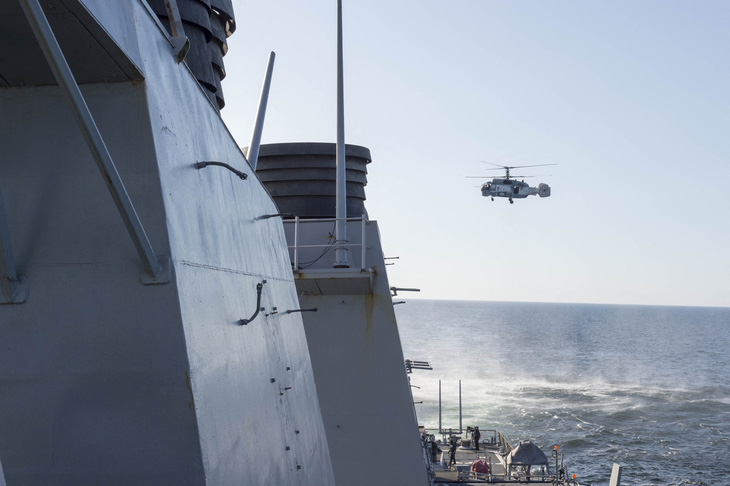Một chiếc Kamov KA-27 Helix của Nga theo sát tàu chiến USS Donald Cook của Mỹ ở Biển Baltic năm 2016 - Ảnh: AFP