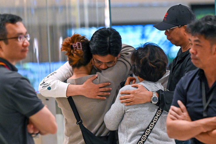 Các hành khách còn lại không bị thương, trở về Singapore ngày 22-5 - Ảnh: AFP