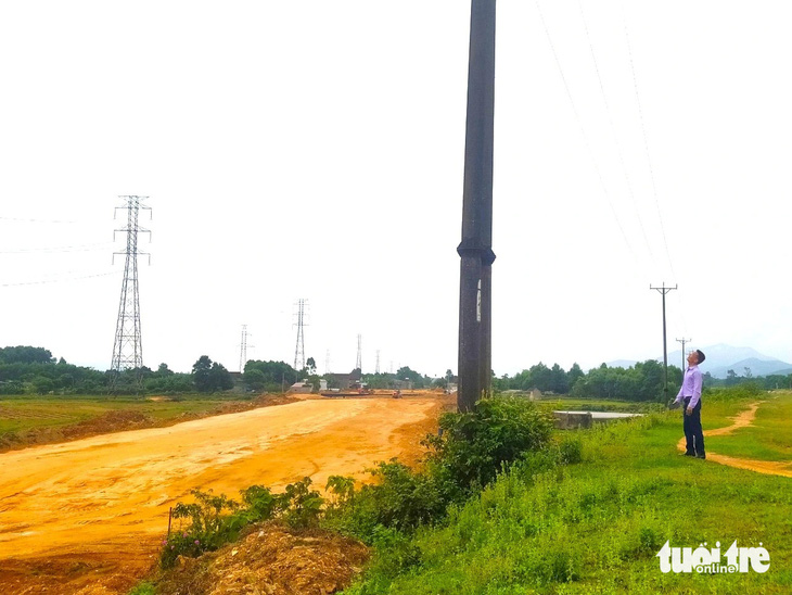 Cột điện nằm trong hành lang dự án cao tốc Bắc - Nam đoạn qua huyện Cẩm Xuyên - Ảnh: LÊ MINH