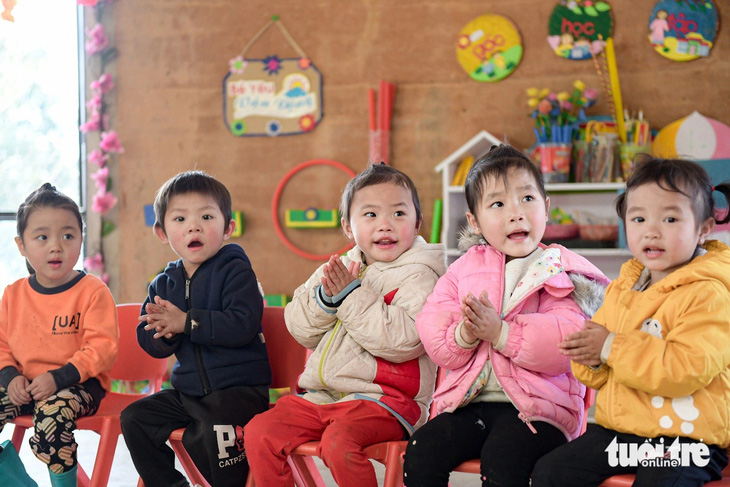 Những đứa trẻ thơ ngây học hát trong lớp học mới - Ảnh: NAM TRẦN
