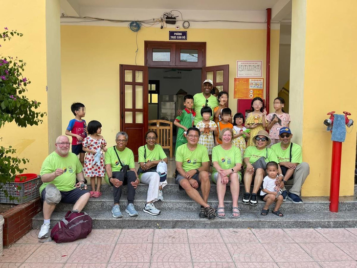 Các thành viên Rotary International cùng Kids Without Borders thăm và tặng quà cho trẻ em kém may mắn ở Hải Phòng - Ảnh: NVCC