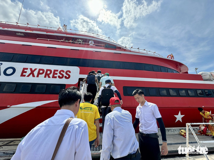 Tàu cao tốc TP.HCM - Côn Đảo chính thức khai trương từ ngày 13-5 và có chuyến khởi hành đầu tiên từ TP.HCM vào ngày 15-5. Trong ảnh là những hành khách đầu tiên trải nghiệm tàu - Ảnh: THU DUNG