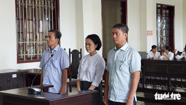 Các bị cáo (từ phải qua): Huỳnh Văn Thêm, Nguyễn Thị Lệ Ngọc, Trần Văn Hai tại tòa - Ảnh: PHƯỚC THANH