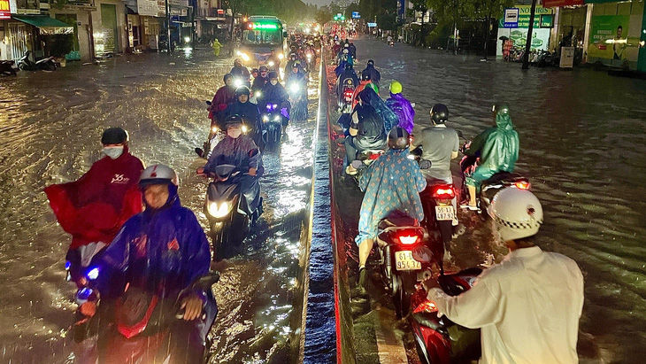 Đường Phạm Văn Đồng, TP Thủ Đức ngập trong cơn mưa chiều đến tối 20-5 - Ảnh: CHÂU TUẤN